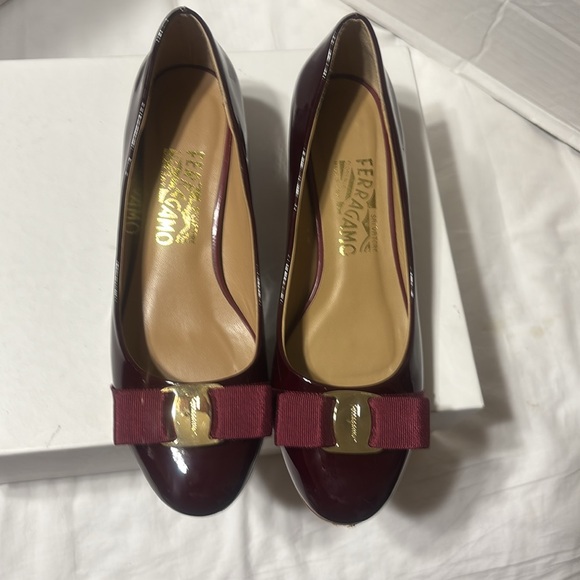 Salvatore Ferragamo Vara Bow patent leather burgundy Pumps.EUC